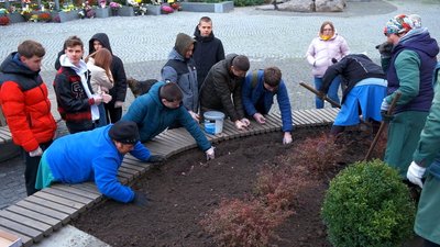 У Вінниці висадили квіти у пам'ять про загиблих оборонців