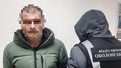 "Знайшов у парку": у киянина вилучили зброю та наркотики