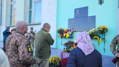 Січовий стрілець і доброволець "Азову" з однієї родини: на Рівненщині відкрили дошку борцям за українську державність Січовий стрілець і доброволець "Азову" з однієї родини: на Рівненщині відкрили дошку борцям за українську державність