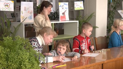 Підтримка малюнком: у Черкасах молодь з інвалідністю готує листівки військовим Підтримка малюнком: у Черкасах молодь з інвалідністю готує листівки військовим