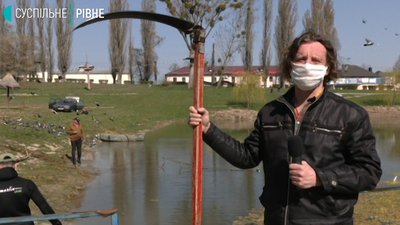 У Рівному волонтери прибирають парк
