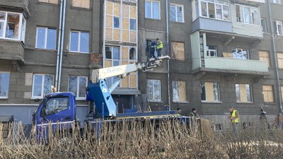 Нічна атака "Шахедів" на Харків: комунальники вставляють вікна Нічна атака "Шахедів" на Харків: комунальники вставляють вікна
