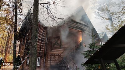 На Житомирщині загорівся готель з дерев'яного зрубу На Житомирщині загорівся готель з дерев'яного зрубу