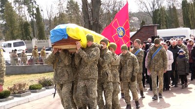У Житомирі попрощалися з двома десантниками – Артемом Пастовенським і Максимом Богдановичем У Житомирі попрощалися з двома десантниками – Артемом Пастовенським і Максимом Богдановичем