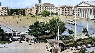 Вид з висоти пташиного польоту на площу міста. 1960-ті роки