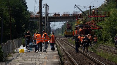 Станція «Квітнева»