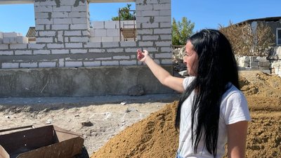 У Миколаївській області село Баратівка перебувало під російською окупацією майже вісім місяців. Станом на вересень 2023 року в населеному пункті проживає 455 людей, частина з них – переселенці..