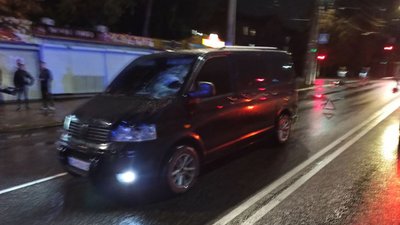 У Черкасах чоловік потрапив під колеса авто: він у комі