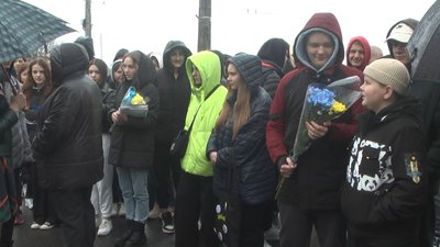 Долучились до покладання квітів й студенти. Долучились до покладання квітів й студенти.