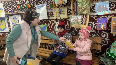 Знайомство з культурою Казахстану та солодощі — у подарунок. Для дітей Миколаєва організували захід у Юрті Незламності