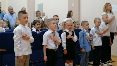Діти в кропивницькому ліцеї співають гімн України Діти в кропивницькому ліцеї співають гімн України