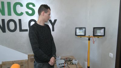 На Рівненщині підприємці перекваліфікувалися та роблять для військових зарядні пристрої На Рівненщині підприємці перекваліфікувалися та роблять для військових зарядні пристрої
