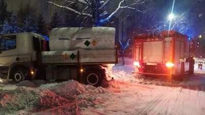 На Волині в снігових заметах застрягли майже шість десятків авто. Серед них авто із киснем та швидкі На Волині в снігових заметах застрягли майже шість десятків авто. Серед них авто із киснем та швидкі