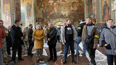 Після бійок: у Свято-Михайлівському храмі в Черкасах провели молебень українською Після бійок: у Свято-Михайлівському храмі в Черкасах провели молебень українською