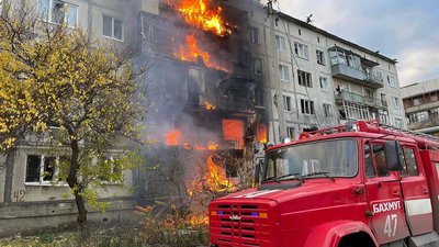 У Бахмуті через обстріли горіла п'ятитоповерхівка