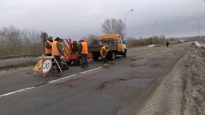 Сніг зійшов з асфальтом: на київській трасі почали латати аварійні ями