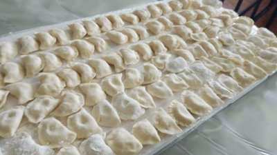 Тернопільські волонтери готують військовим вареники та колядують Тернопільські волонтери готують військовим вареники та колядують