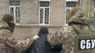 Правоохоронці затримують підозрюваного