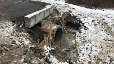 У місті поблизу Луцька відновили рух транспорту: ремонт водопропускної труби ще не завершили У місті поблизу Луцька відновили рух транспорту: ремонт водопропускної труби ще не завершили