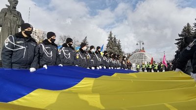 Майже тисяча учасників і 200-метровий прапор: у центрі Луцька – символічний "ланцюг єднання" Майже тисяча учасників і 200-метровий прапор: у центрі Луцька – символічний "ланцюг єднання"