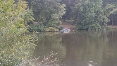 На Харківщині водій "Жигулів" втопив автівку у ставку На Харківщині водій "Жигулів" втопив автівку у ставку