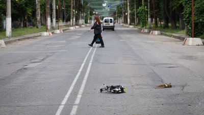 Збитий російський дрон на вулиці у Херсоні