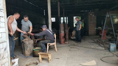 З балонів та арматури: ковалі з Полтавщини виготовляють для військових обігрівачі З балонів та арматури: ковалі з Полтавщини виготовляють для військових обігрівачі