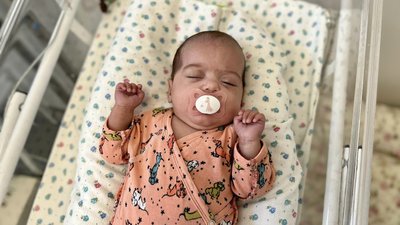Тривалий час була на ШВЛ: у львівському Охматдиті виходили дівчинку вагою 700 грамів
