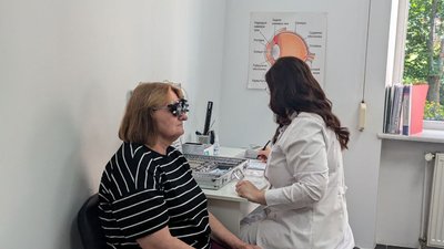 Переселенцям на Волині безплатно роздають окуляри від благодійників Переселенцям на Волині безплатно роздають окуляри від благодійників