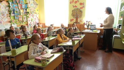 Автобуси, аварійність та вбиральні: як вирішують проблеми шкіл на Рівненщині