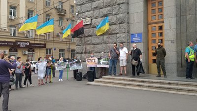 Під Харківською міськрадою — пікет за збереженням рослин Під Харківською міськрадою — пікет за збереженням рослин
