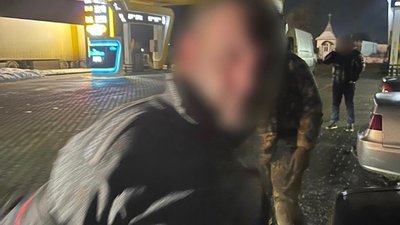 У Чернівецькій області затримали чоловіка, який кинув гранату у бік авто поліції