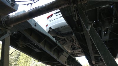 Їздимо вбрід. На Прикарпатті поставили міст, якого остерігаються автомобілісти Їздимо вбрід. На Прикарпатті поставили міст, якого остерігаються автомобілісти