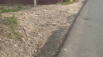 В Службі автомобільних доріг у Хмельницькій області кажуть, що ремонт цієї дороги ще не завершений і дорожники мають повернутися, аби його доробити. Фото: Суспільне. В Службі автомобільних доріг у Хмельницькій області кажуть, що ремонт цієї дороги ще не завершений і дорожники мають повернутися, аби його доробити. Фото: Суспільне.