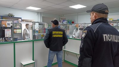 У Сумах лікаря підозрюють у незаконному продажі рецептів на нарковмісні препарати У Сумах лікаря підозрюють у незаконному продажі рецептів на нарковмісні препарати