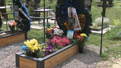 У Миргороді на могилі Олександра Федорченка висадили квіти У Миргороді на могилі Олександра Федорченка висадили квіти