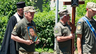 В Ужгороді попрощалися із полеглим на війні Юрієм Михнечем В Ужгороді попрощалися із полеглим на війні Юрієм Михнечем