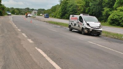 ДТП на Хмельниччині: зіткнулося два атомобілі. Фото: Суспільне. ДТП на Хмельниччині: зіткнулося два атомобілі. Фото: Суспільне.