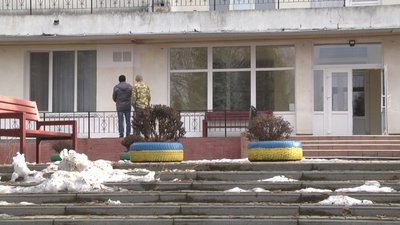 Олександр Миронюк оглядає територію геріатричного пансіонату, дивиться, що потрібно ремонтувати Олександр Миронюк оглядає територію геріатричного пансіонату, дивиться, що потрібно ремонтувати