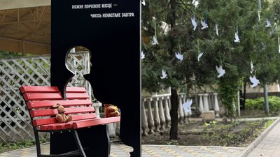 Інсталяція у Краматорську до Дня пам'яті дітей, загиблих внаслідок агресії РФ