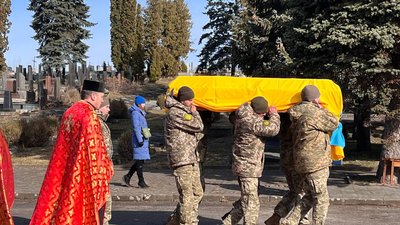 У Тернополі попрощалися із загиблим бійцем Василем Огірком У Тернополі попрощалися із загиблим бійцем Василем Огірком
