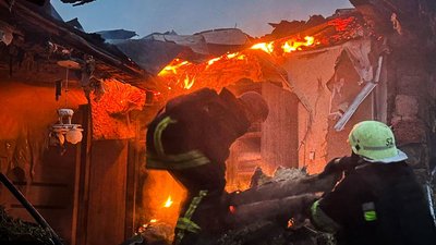 Рятувальники на місці влучання російського БпЛА у Золочеві