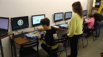В Івано-Франківську дітей з порушенням слуху навчають програмуванню В Івано-Франківську дітей з порушенням слуху навчають програмуванню