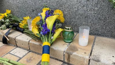 Приспущені прапори та хвилина мовчання. Як Україна відзначає День пам'яті захисників Приспущені прапори та хвилина мовчання. Як Україна відзначає День пам'яті захисників