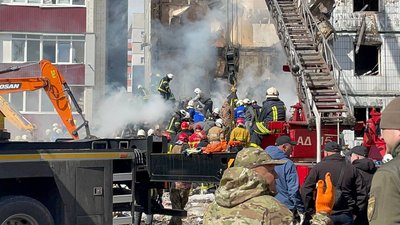"Хлопець побачив, що немає пів під’їзду": жителі Умані розповіли про влучання ракети у багатоповерхівку "Хлопець побачив, що немає пів під’їзду": жителі Умані розповіли про влучання ракети у багатоповерхівку