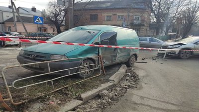 Автомобіль після зіткнення у центральній частині Тернополя з'їхав на тротуар