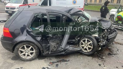 Пошкоджений внаслідок ДТП на вулиці Георгія Тарасенка у Харкові автомобіль, 19 квітня