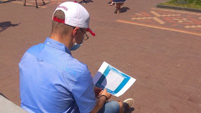 У Сумах тестували перехожих на знання Конституції У Сумах тестували перехожих на знання Конституції