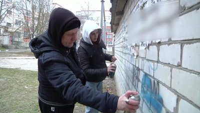 На Херсонщині школярка зафарбовує рекламу наркотиків На Херсонщині школярка зафарбовує рекламу наркотиків