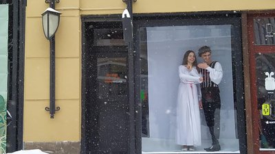 "Жива афіша": актори львівського театру запрошують глядачів через вітрину "Жива афіша": актори львівського театру запрошують глядачів через вітрину